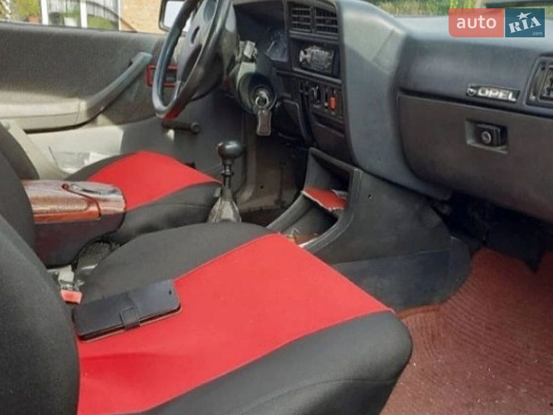 Седан Opel Ascona 1986 в Гусятині