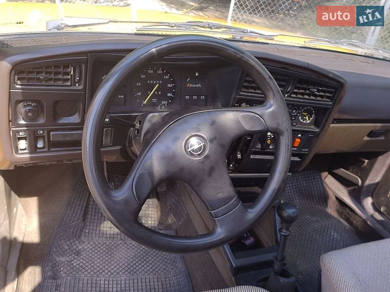 Седан Opel Ascona 1986 в Добротворе