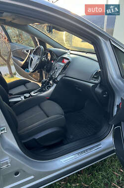 Хетчбек Opel Astra GTC 2010 в 