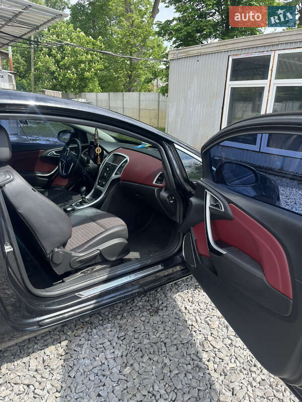 Хэтчбек Opel Astra GTC 2013 в Глобине