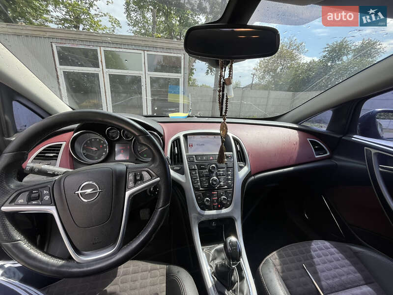 Хэтчбек Opel Astra GTC 2013 в Глобине