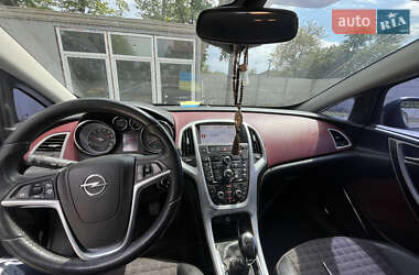 Хэтчбек Opel Astra GTC 2013 в 
