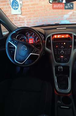 Хэтчбек Opel Astra GTC 2011 в 
