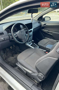 Хэтчбек Opel Astra GTC 2009 в 