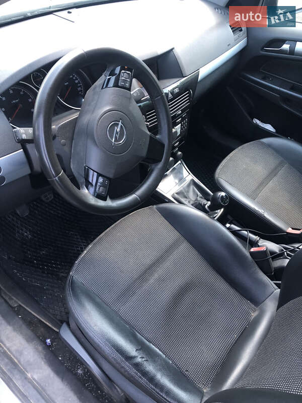 Хэтчбек Opel Astra GTC 2009 в Львове