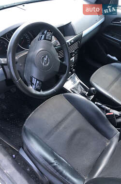 Хэтчбек Opel Astra GTC 2009 в 