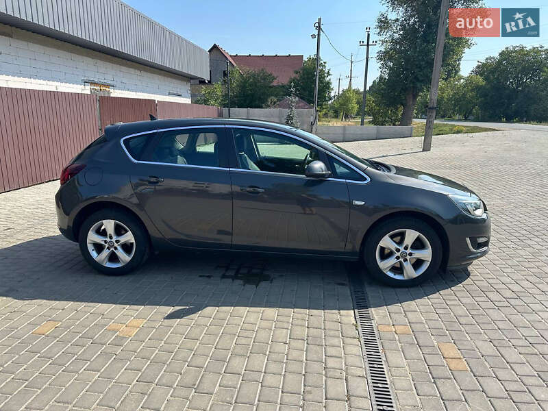 Хэтчбек Opel Astra GTC 2015 в Раздельной