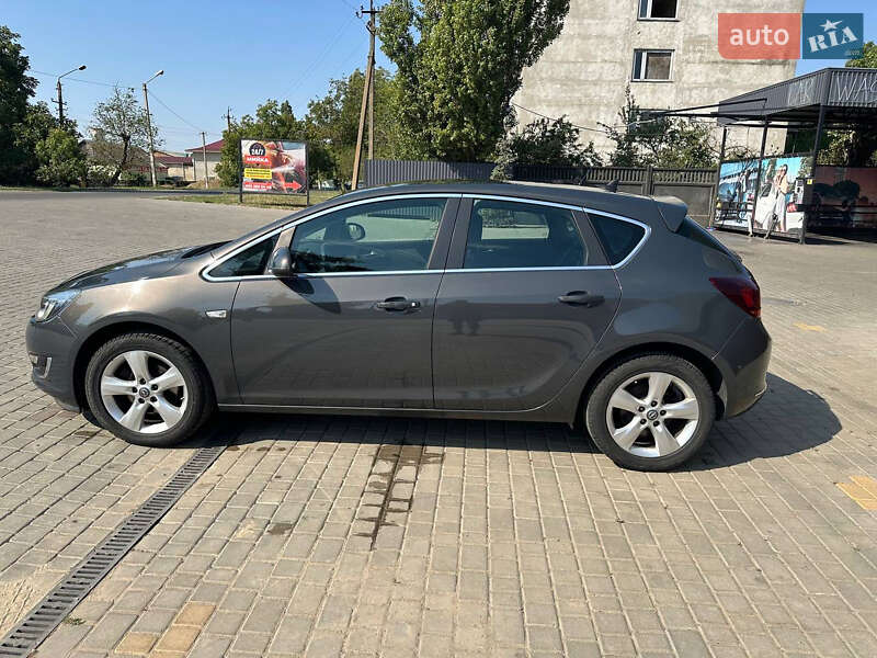 Хэтчбек Opel Astra GTC 2015 в Раздельной