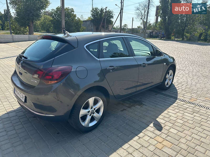 Хэтчбек Opel Astra GTC 2015 в Раздельной