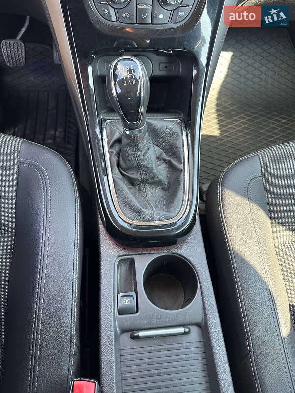 Хэтчбек Opel Astra GTC 2015 в Раздельной