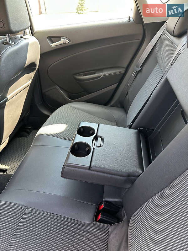 Хэтчбек Opel Astra GTC 2015 в Раздельной