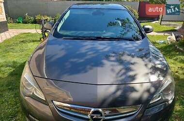 Хэтчбек Opel Astra GTC 2012 в 