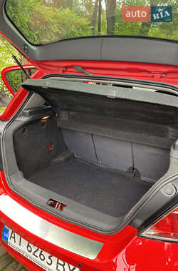 Хетчбек Opel Astra GTC 2013 в 