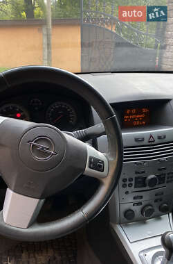 Хетчбек Opel Astra GTC 2013 в 