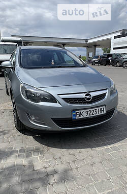 Универсал Opel Astra J 2011 в Ровно