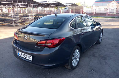Седан Opel Astra 2013 в Новомосковске
