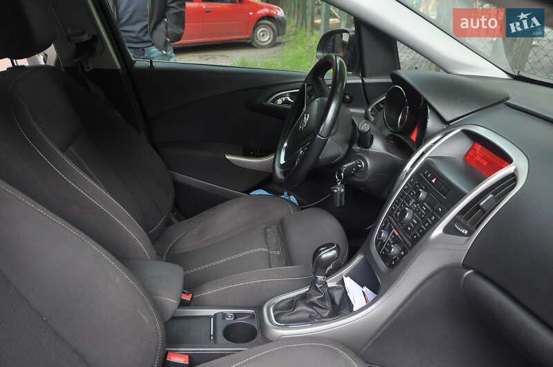 Універсал Opel Astra 2012 в Львові