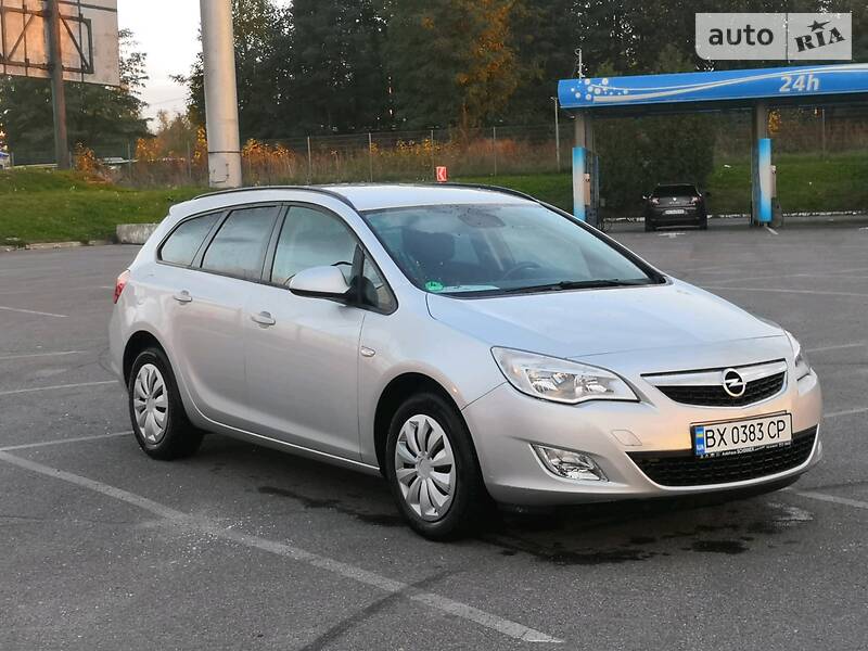 Универсал Opel Astra 2011 в Львове