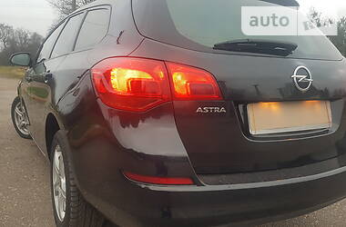 Универсал Opel Astra 2012 в Городке