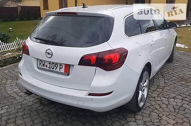 Универсал Opel Astra 2012 в Калуше