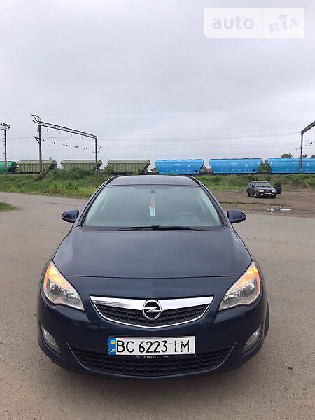 Универсал Opel Astra 2012 в Мостиске