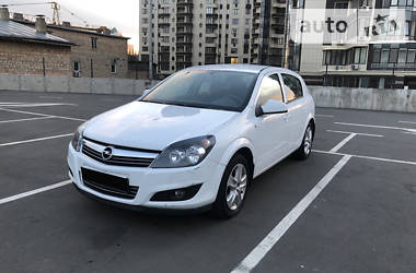 Хэтчбек Opel Astra 2013 в Киеве