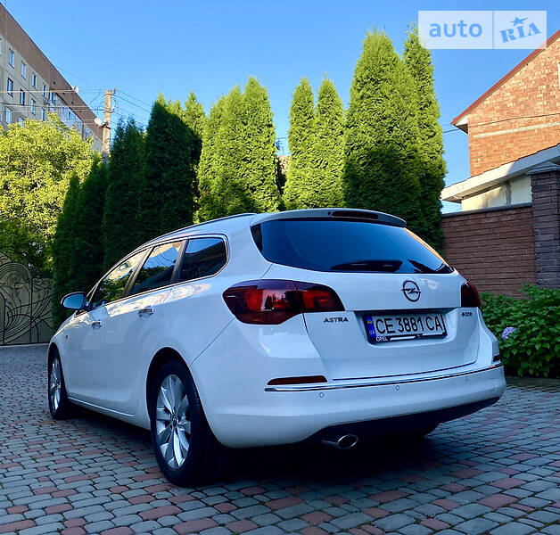 Універсал Opel Astra 2013 в Чернівцях