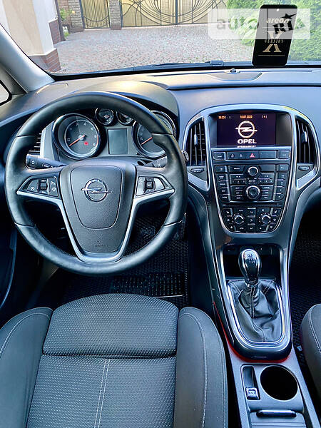 Універсал Opel Astra 2013 в Чернівцях