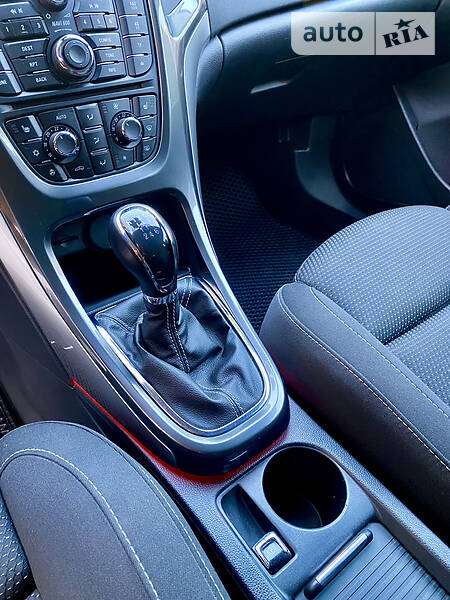 Універсал Opel Astra 2013 в Чернівцях