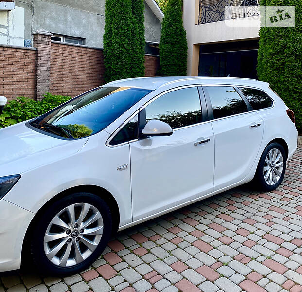Універсал Opel Astra 2013 в Чернівцях