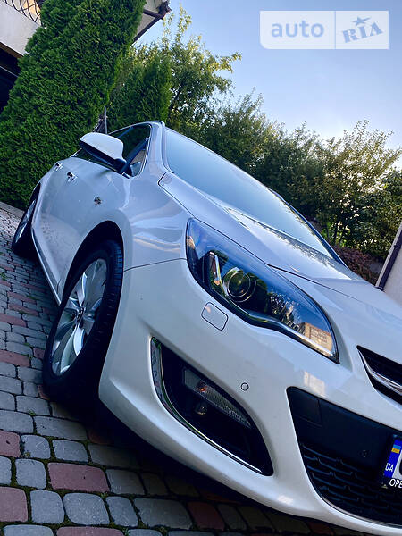 Універсал Opel Astra 2013 в Чернівцях