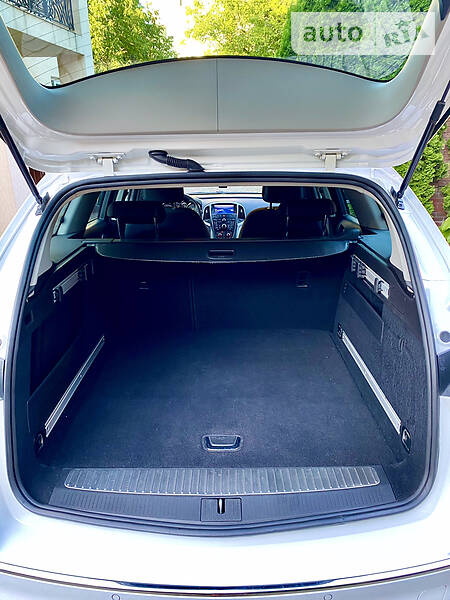 Універсал Opel Astra 2013 в Чернівцях