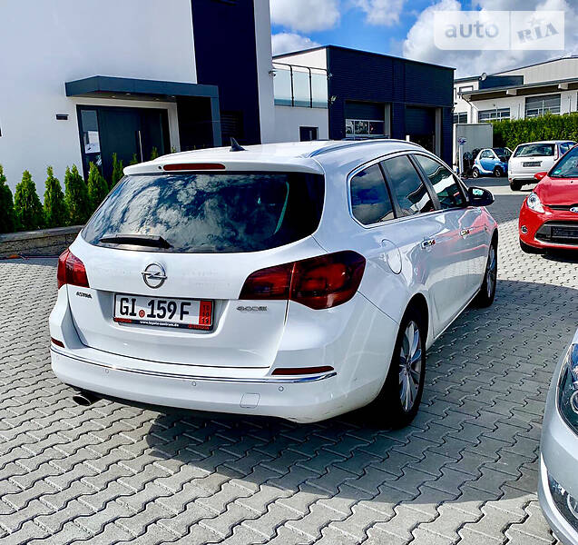 Універсал Opel Astra 2013 в Чернівцях