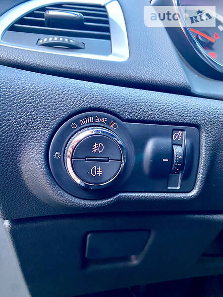 Універсал Opel Astra 2013 в Чернівцях