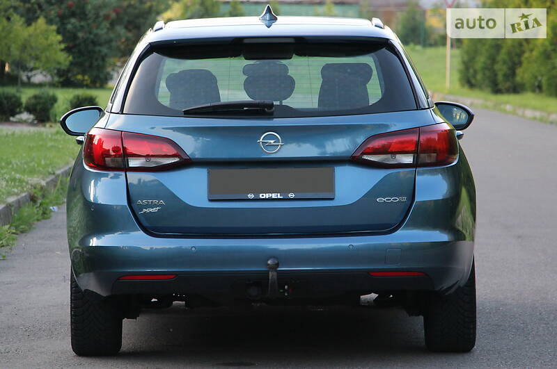 Універсал Opel Astra 2017 в Рівному