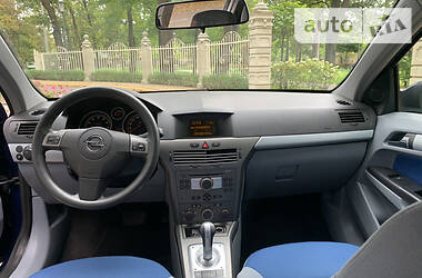 Хэтчбек Opel Astra 2005 в 