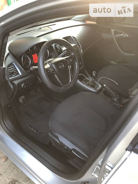 Универсал Opel Astra 2013 в Тячеве