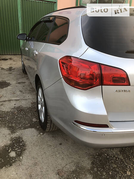 Универсал Opel Astra 2013 в Тячеве