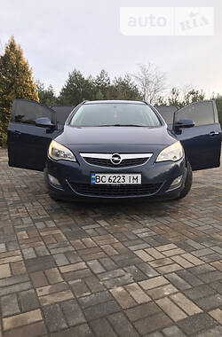Универсал Opel Astra 2012 в Мостиске