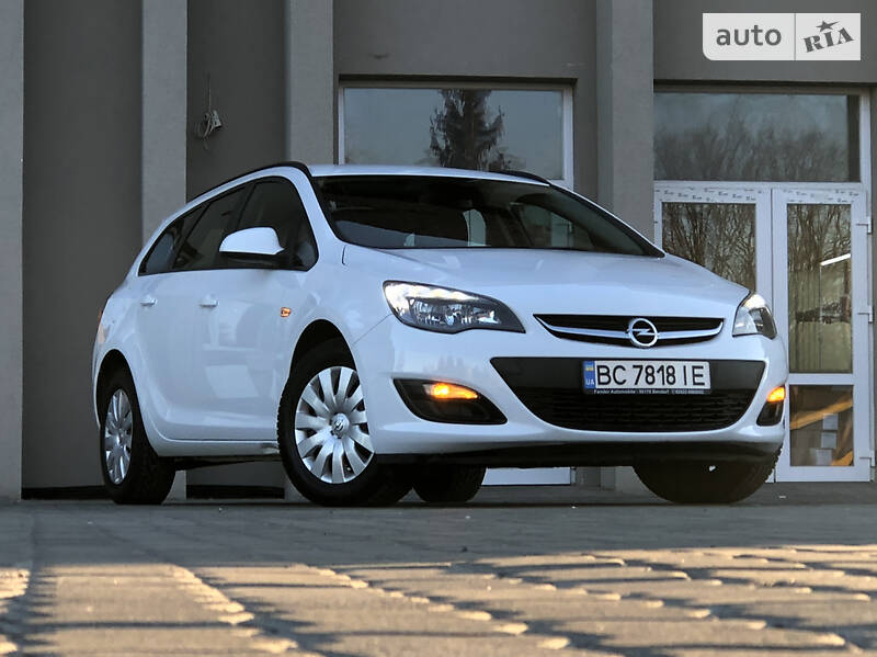Універсал Opel Astra 2015 в Дрогобичі