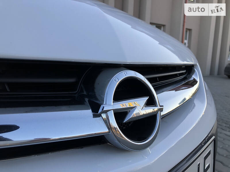 Універсал Opel Astra 2015 в Дрогобичі