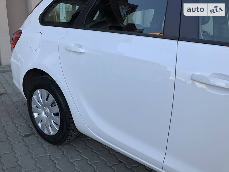 Універсал Opel Astra 2015 в Дрогобичі