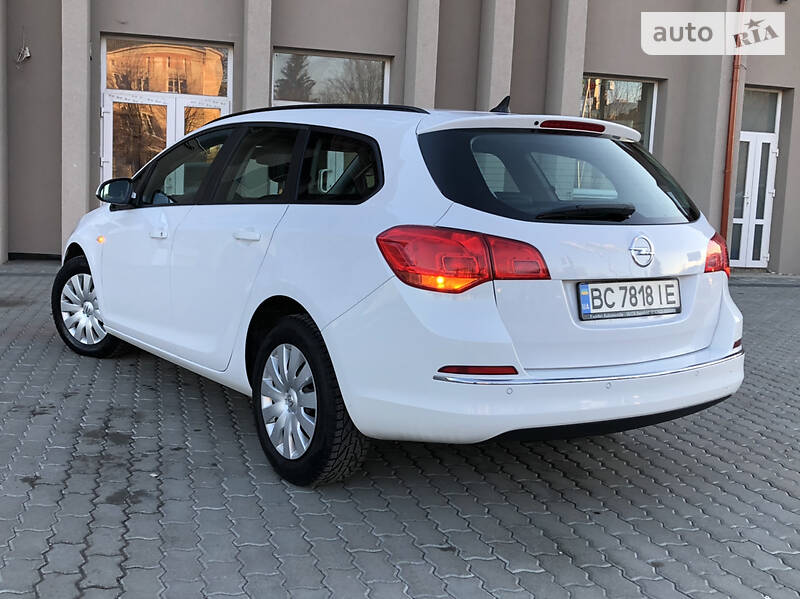Універсал Opel Astra 2015 в Дрогобичі