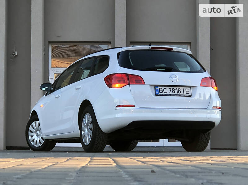 Універсал Opel Astra 2015 в Дрогобичі