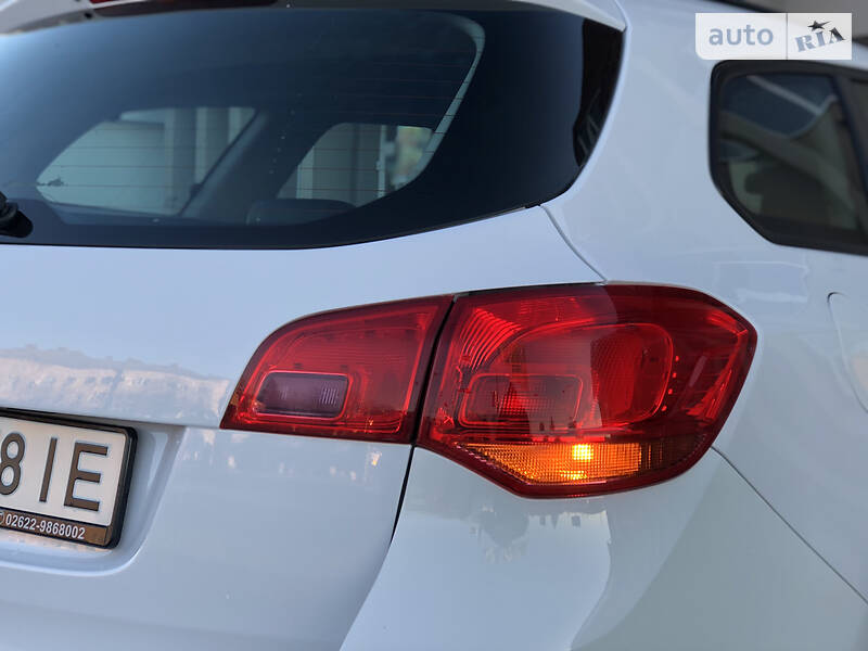Універсал Opel Astra 2015 в Дрогобичі