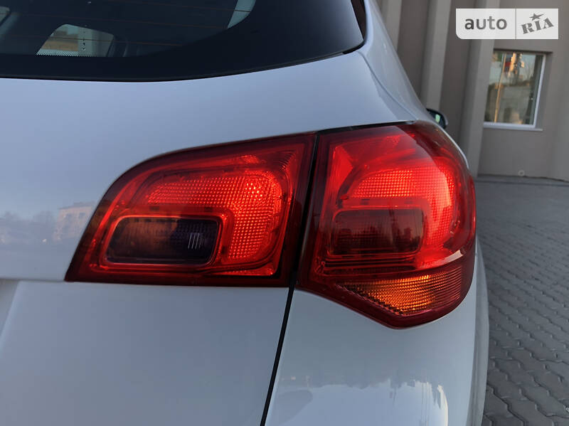 Універсал Opel Astra 2015 в Дрогобичі