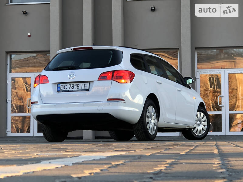 Універсал Opel Astra 2015 в Дрогобичі