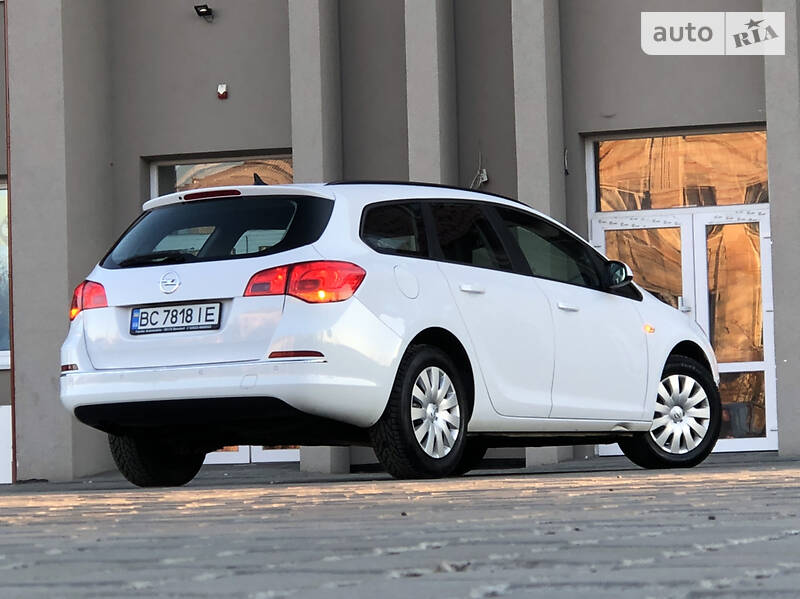 Універсал Opel Astra 2015 в Дрогобичі