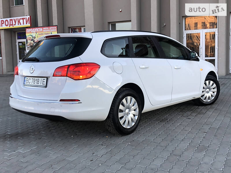 Універсал Opel Astra 2015 в Дрогобичі