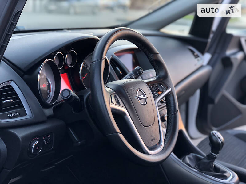 Універсал Opel Astra 2015 в Дрогобичі